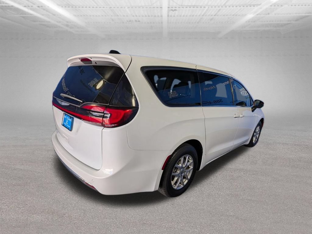 Used 2023 Chrysler Pacifica Touring-L FWD image 5