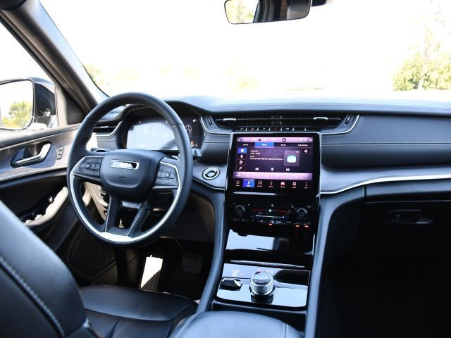 Used 2025 Jeep Grand Cherokee Limited w/ Black Appearance Package image 19