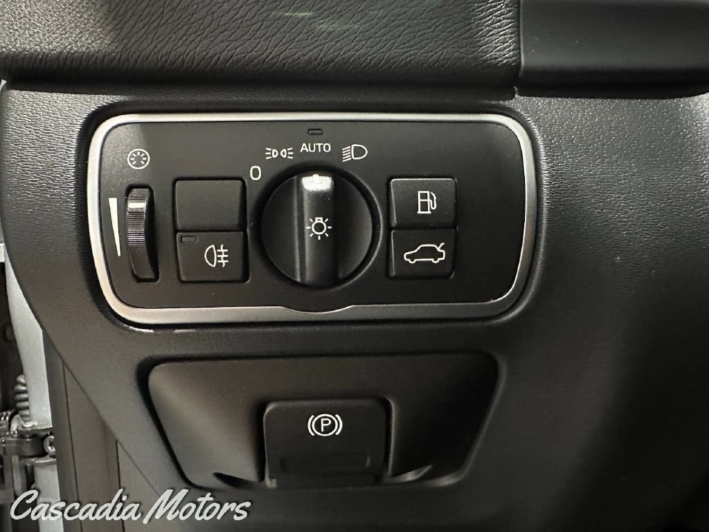 Used 2018 Volvo V60 T5 Dynamic w/ Vision Package AWD/4WD image 39