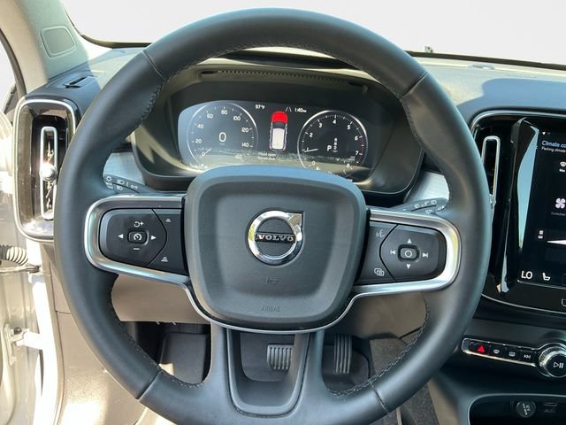 Used 2022 Volvo XC40 T5 Momentum AWD/4WD image 13