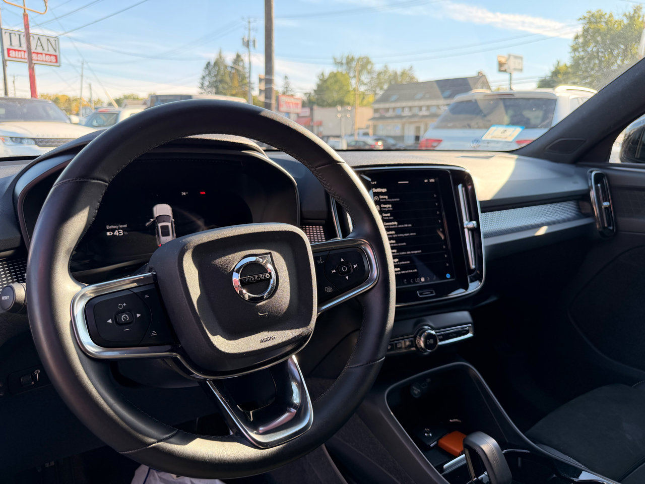 Used 2022 Volvo XC40 P8 Recharge Plus image 12