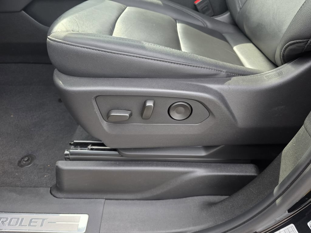 Used 2025 Chevrolet Suburban Z71 AWD/4WD image 18