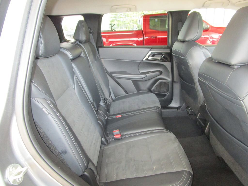 Used 2024 Mitsubishi Outlander SE image 17