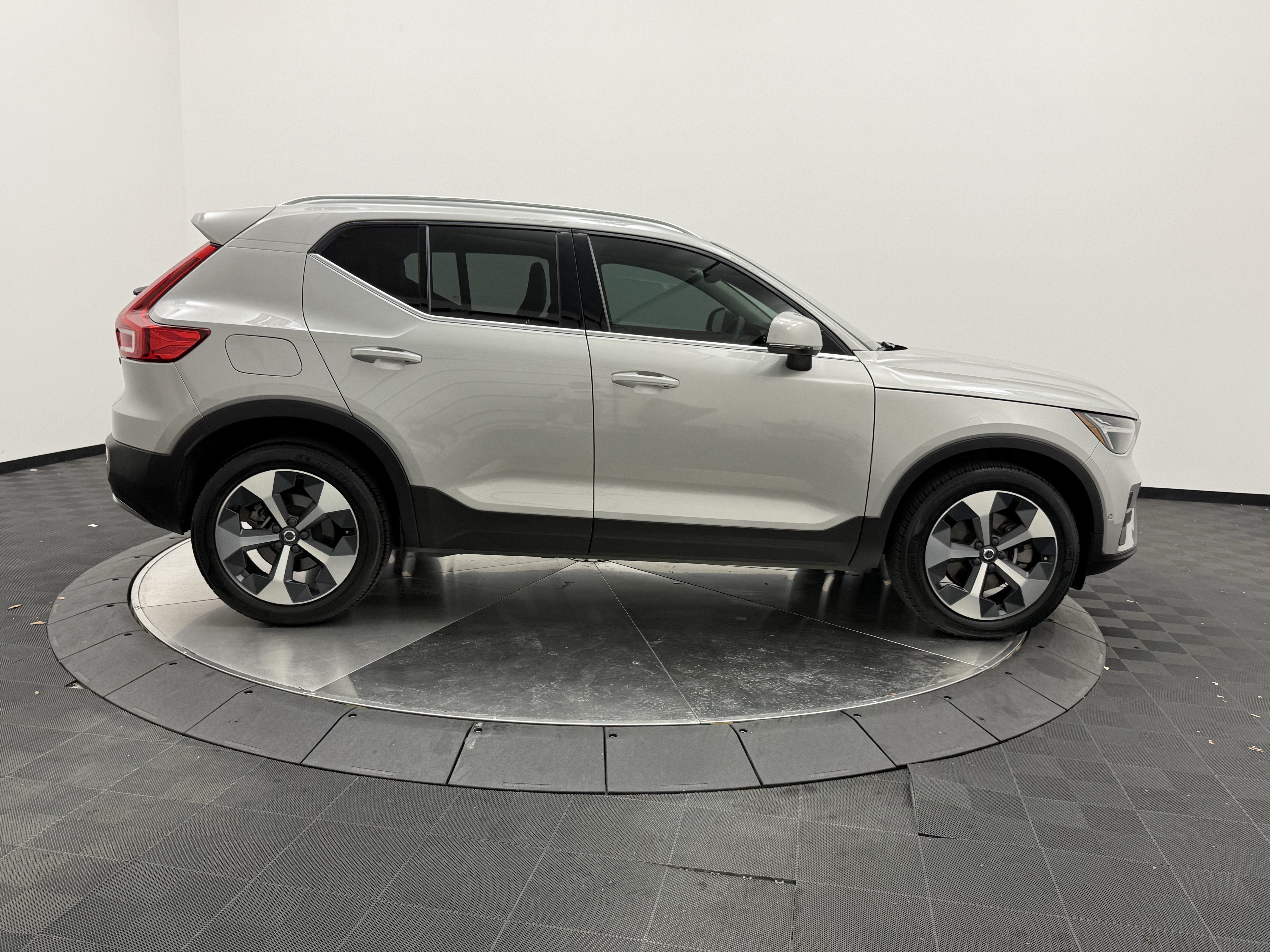 Certified 2023 Volvo XC40 B5 Plus w/ Driver Assist Package AWD/4WD image 8