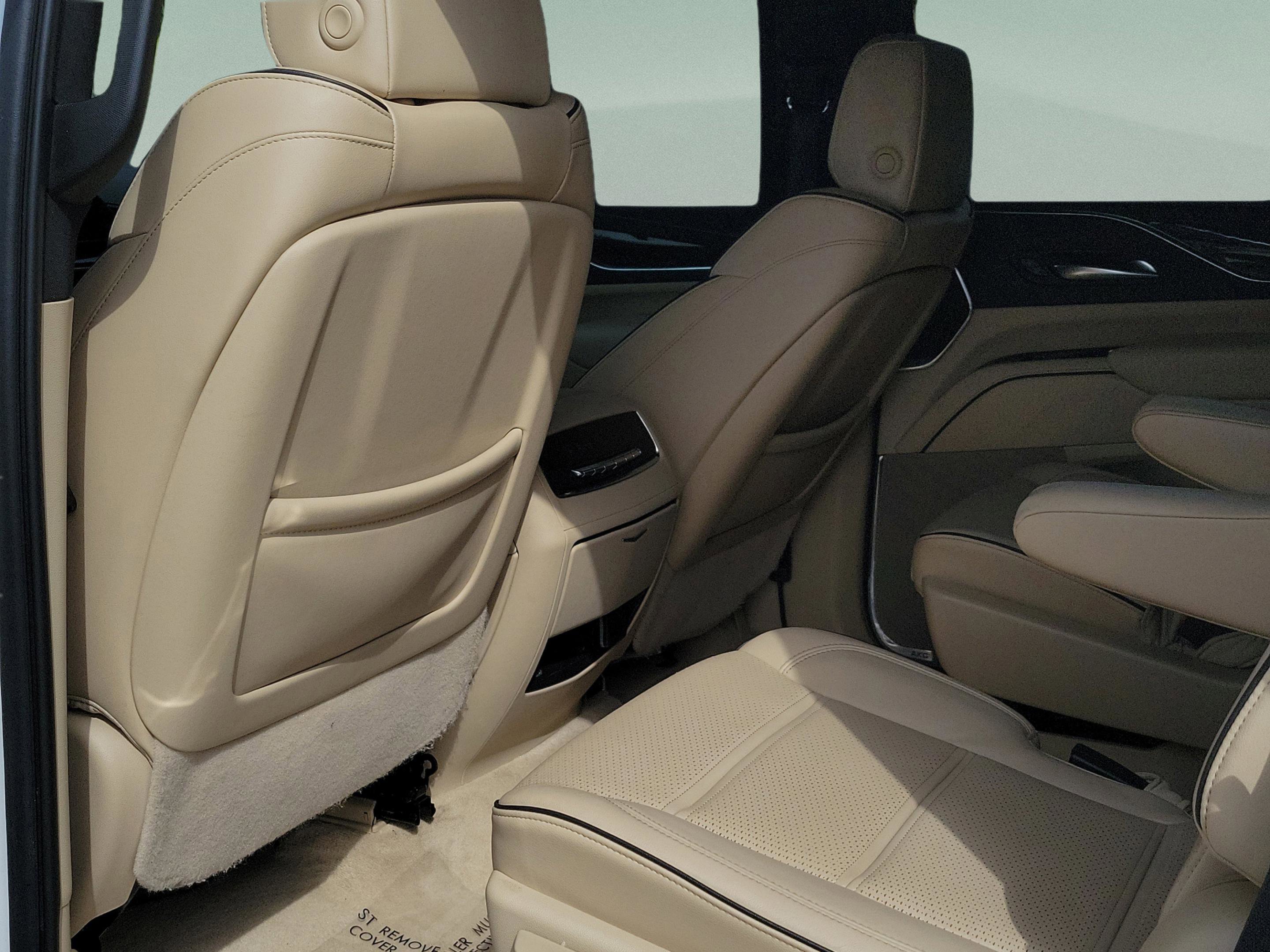 Used 2022 Cadillac Escalade Premium Luxury image 16