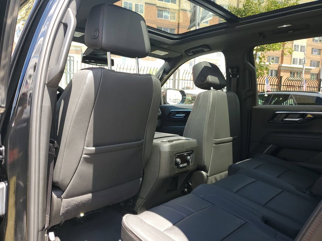 Used 2025 Chevrolet Suburban RST w/ Comfort Package AWD/4WD image 17