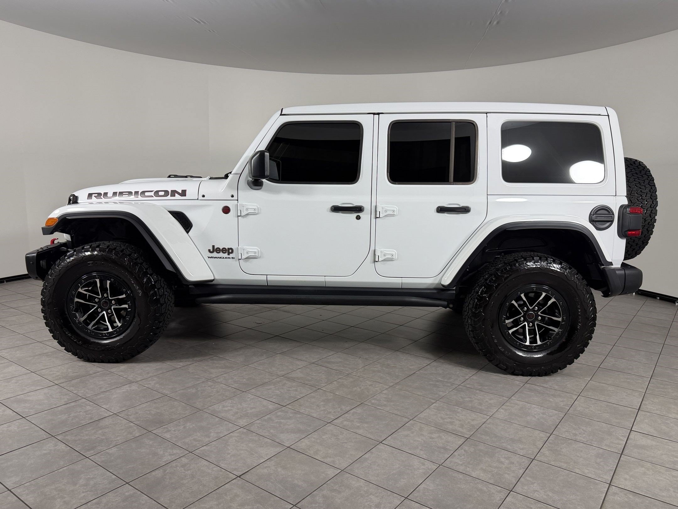 Used 2024 Jeep Wrangler Unlimited Rubicon AWD/4WD image 2