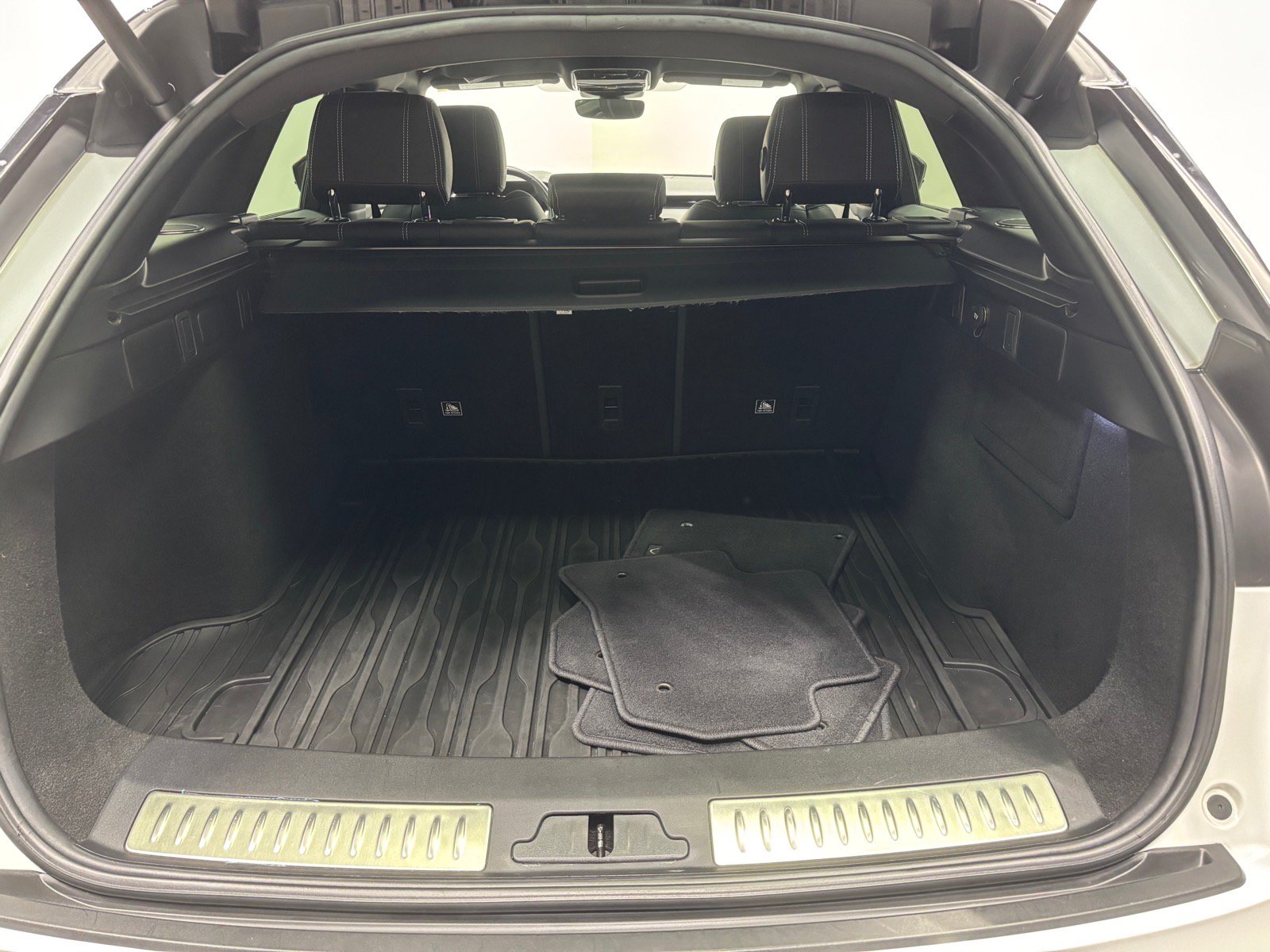 Used 2019 Land Rover Range Rover Velar R-Dynamic SE AWD/4WD image 40