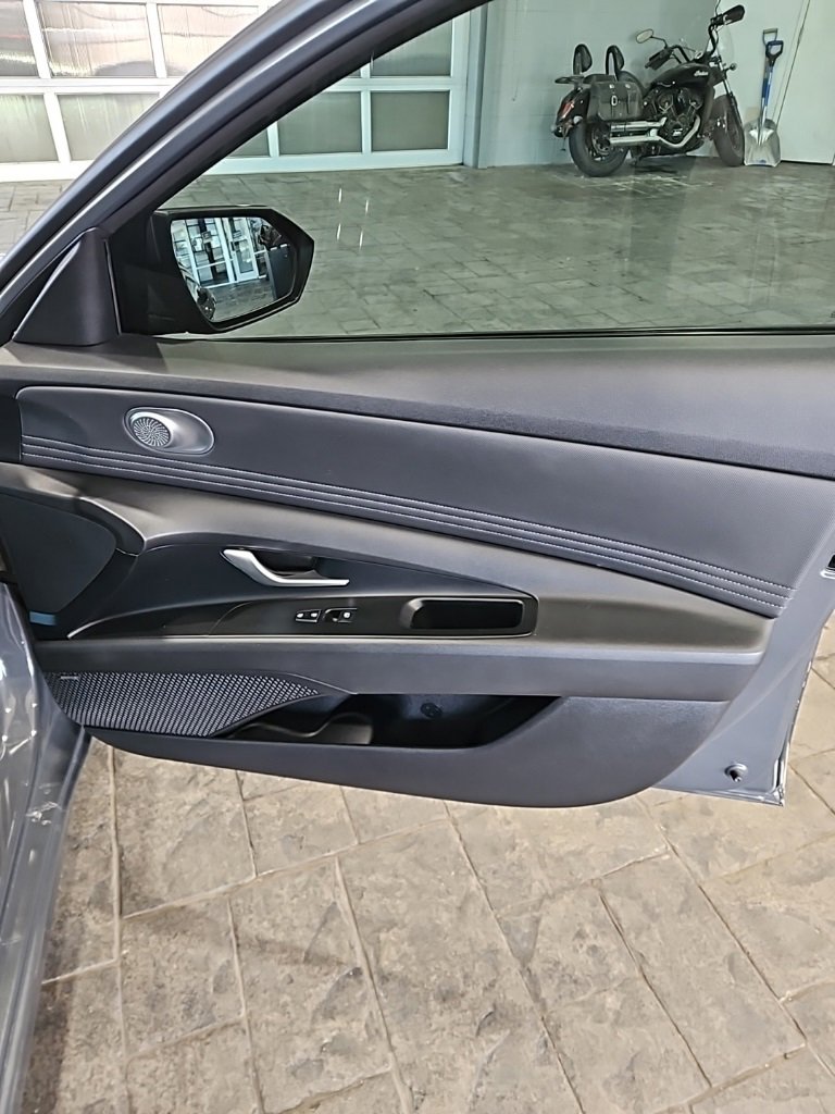 Used 2023 Hyundai Elantra Limited image 11