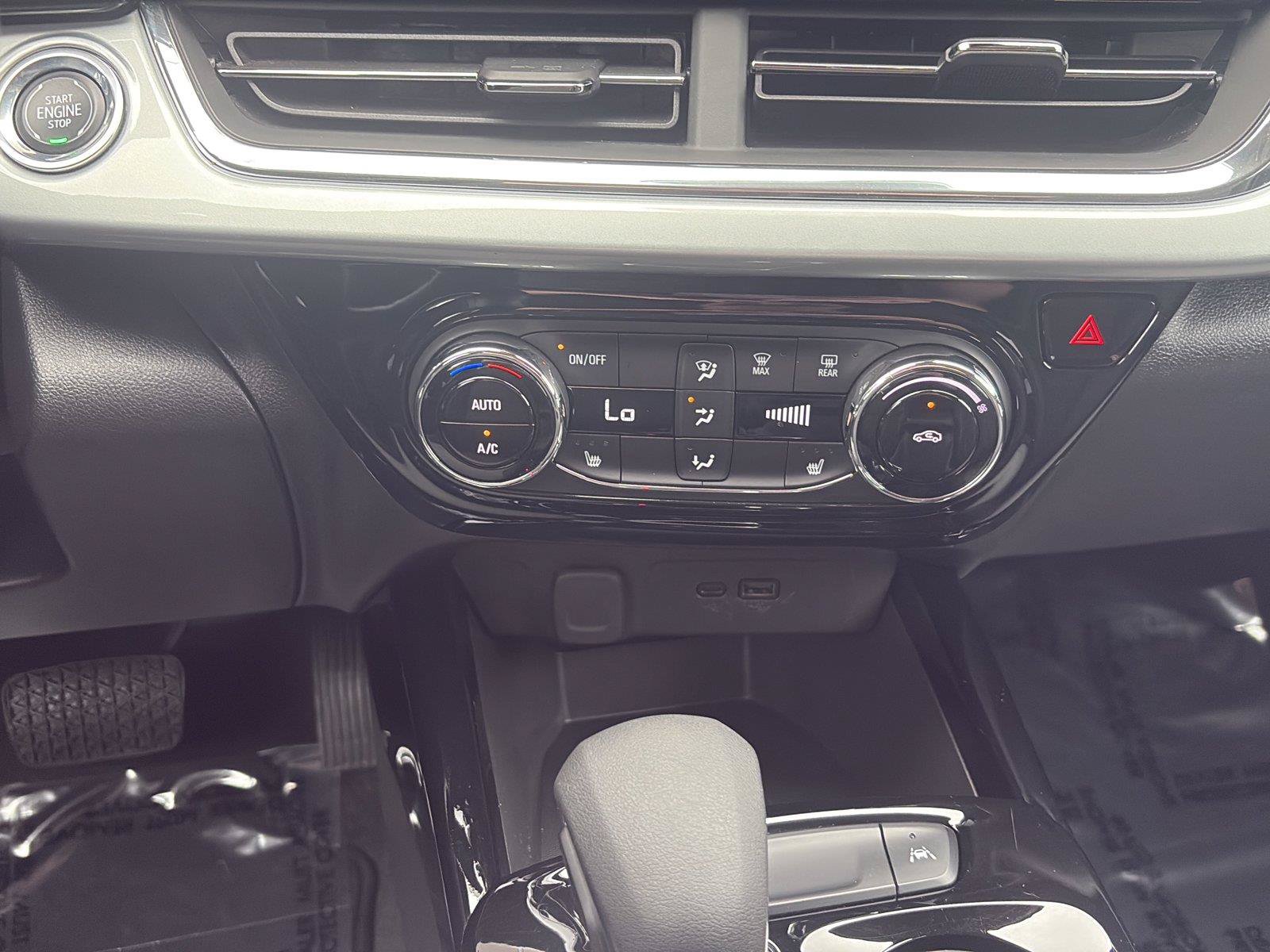 Used 2025 Chevrolet Trax LT w/ LT Convenience Package FWD image 18