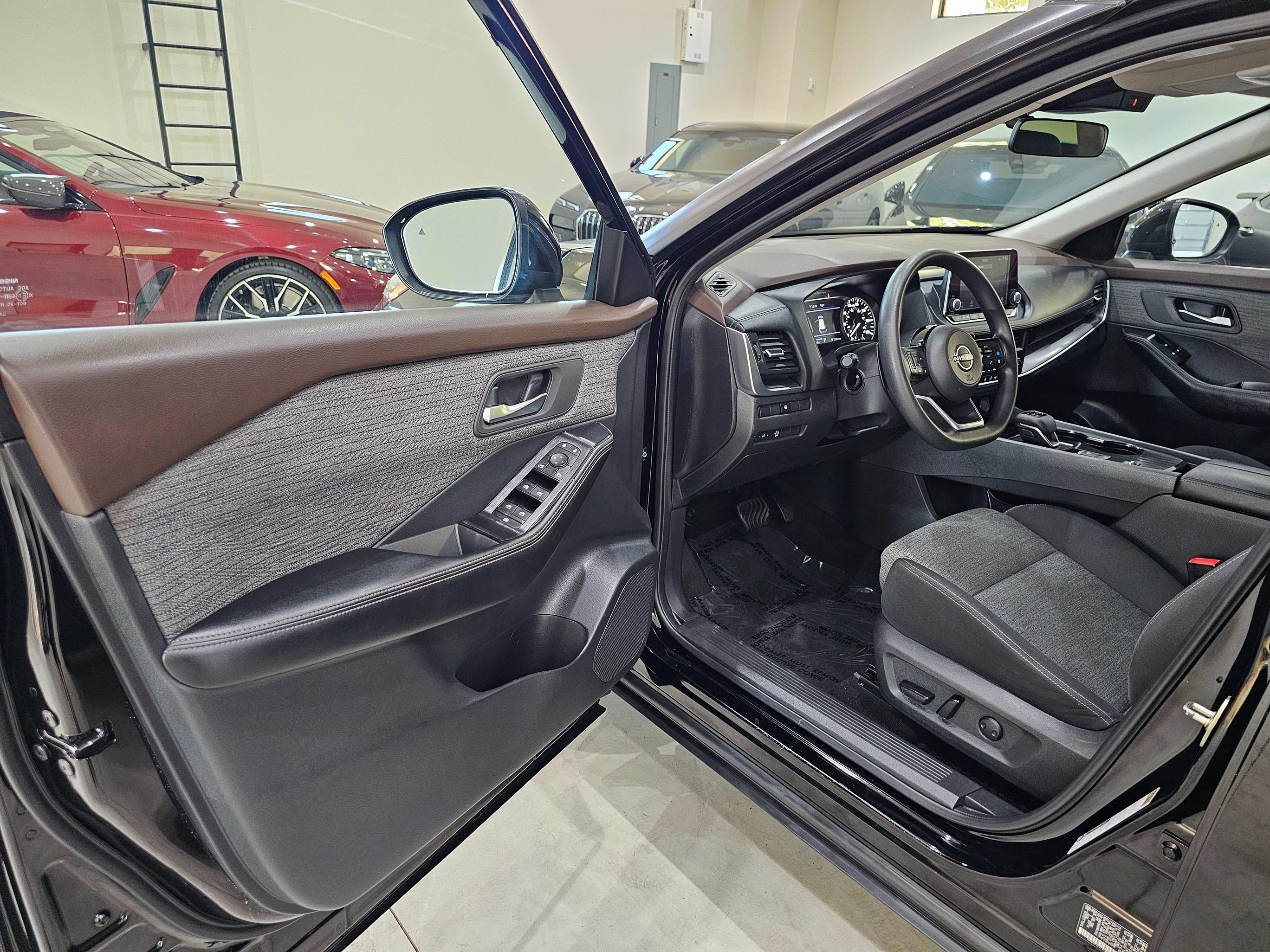 Used 2023 Nissan Rogue SV FWD image 13