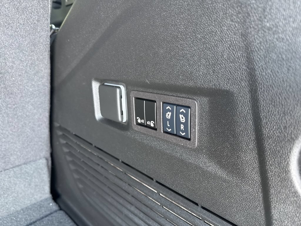 Used 2024 GMC Yukon SLT w/ SLT Luxury Package AWD/4WD image 48
