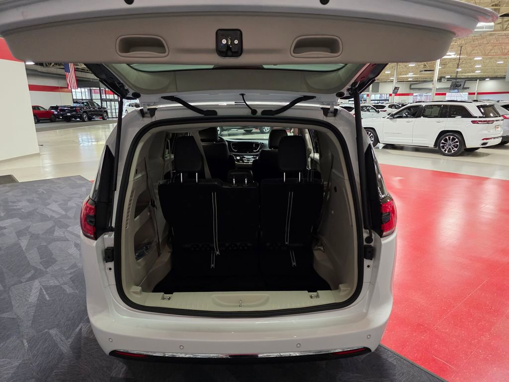 Used 2024 Chrysler Pacifica Limited image 5
