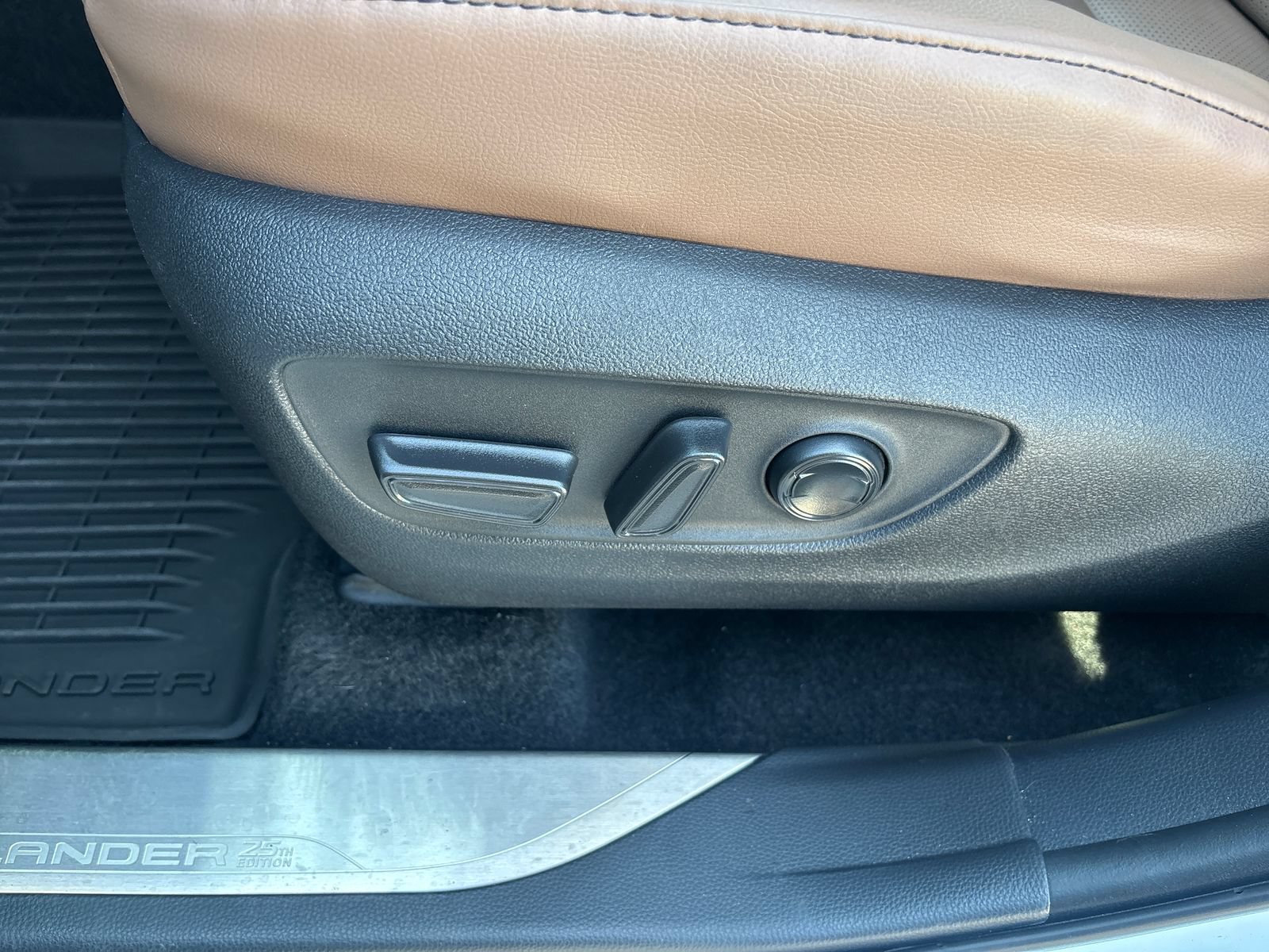 Used 2025 Toyota Highlander Limited AWD/4WD image 33