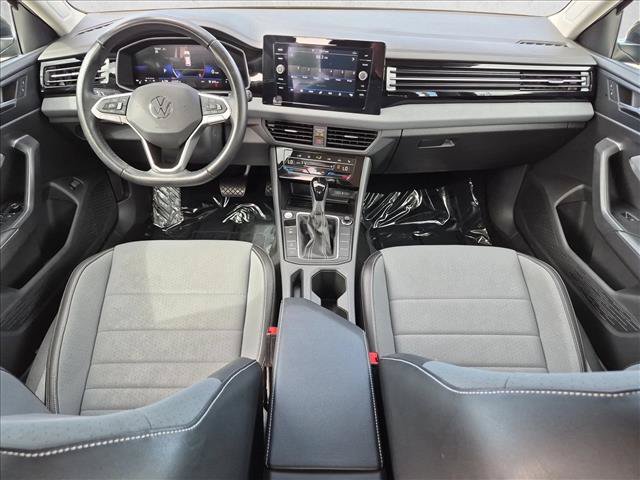 Used 2025 Volkswagen Jetta SE FWD image 17