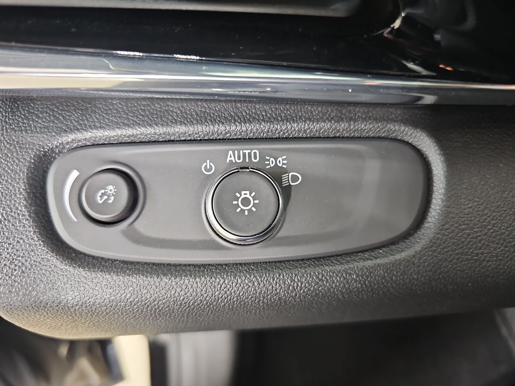 Used 2024 Buick Envista Sport Touring w/ Convenience I Package FWD image 32