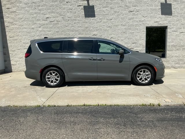Used 2023 Chrysler Pacifica Touring-L FWD image 10