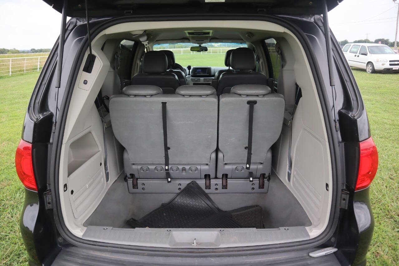 Used 2010 Volkswagen Routan SE FWD image 14