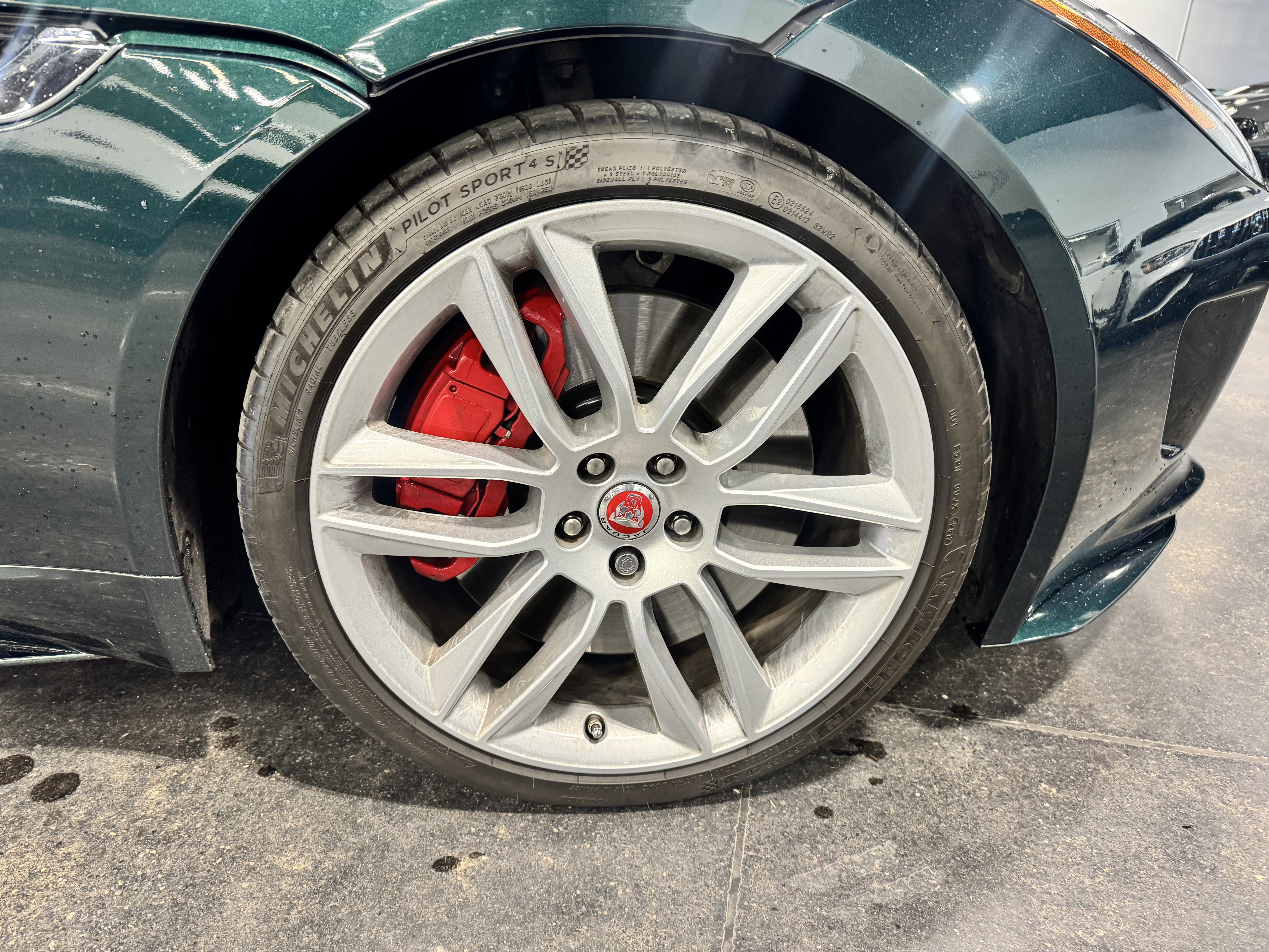 Used 2016 Jaguar F-TYPE R image 15