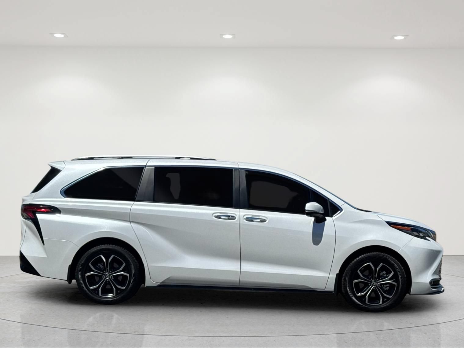 Used 2026 Toyota Sienna Platinum AWD/4WD image 7