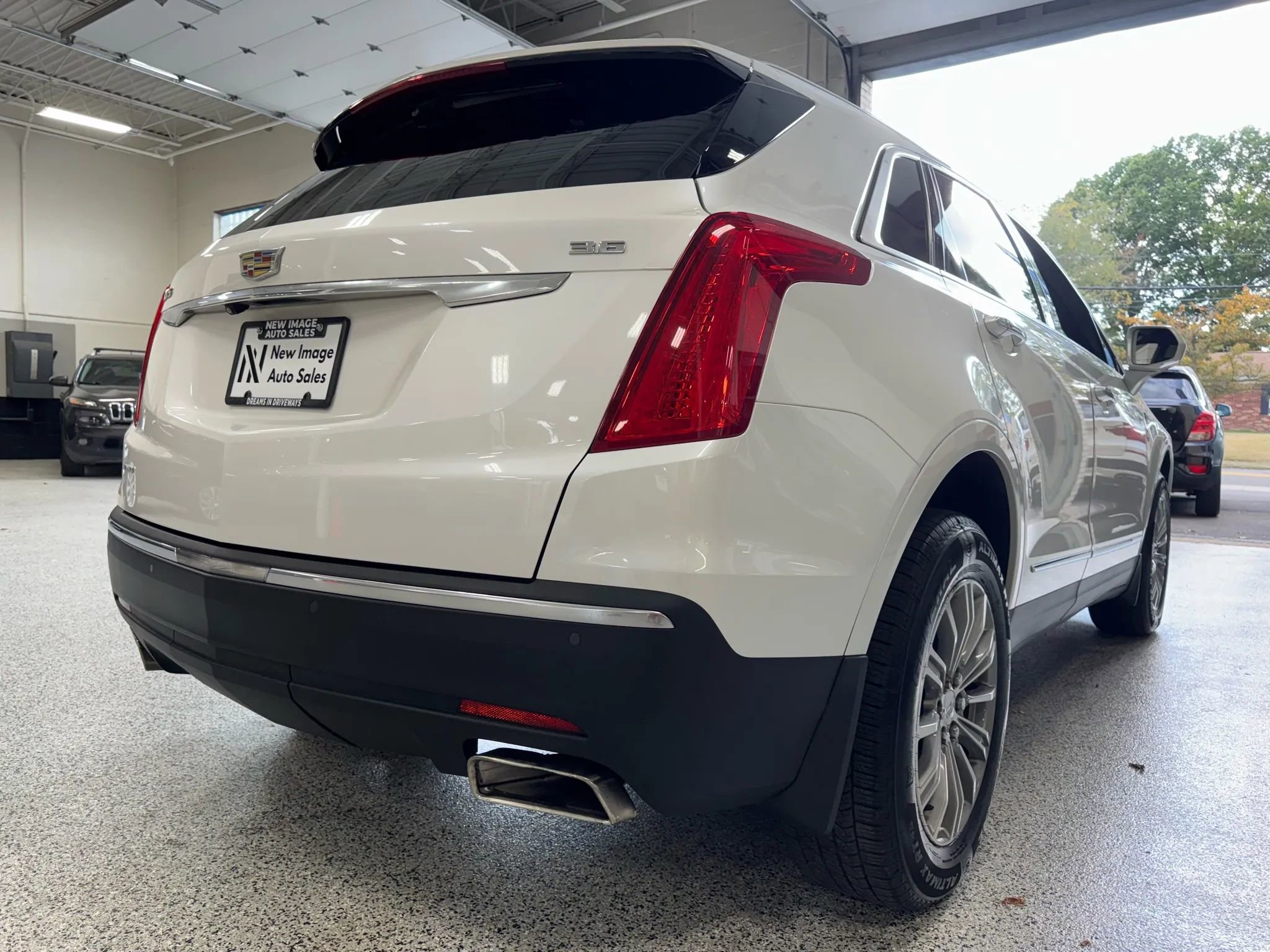 Used 2017 Cadillac XT5 Luxury w/ Driver Awareness Package image 2