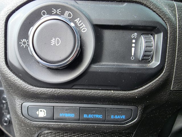 Used 2023 Jeep Wrangler Unlimited w/ Sun & Screen Package image 8