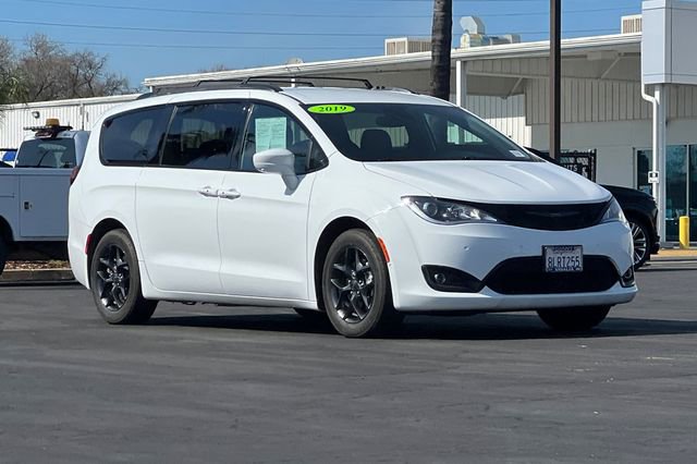 Used 2019 Chrysler Pacifica Touring-L w/ Advanced Safetytec Group image 2