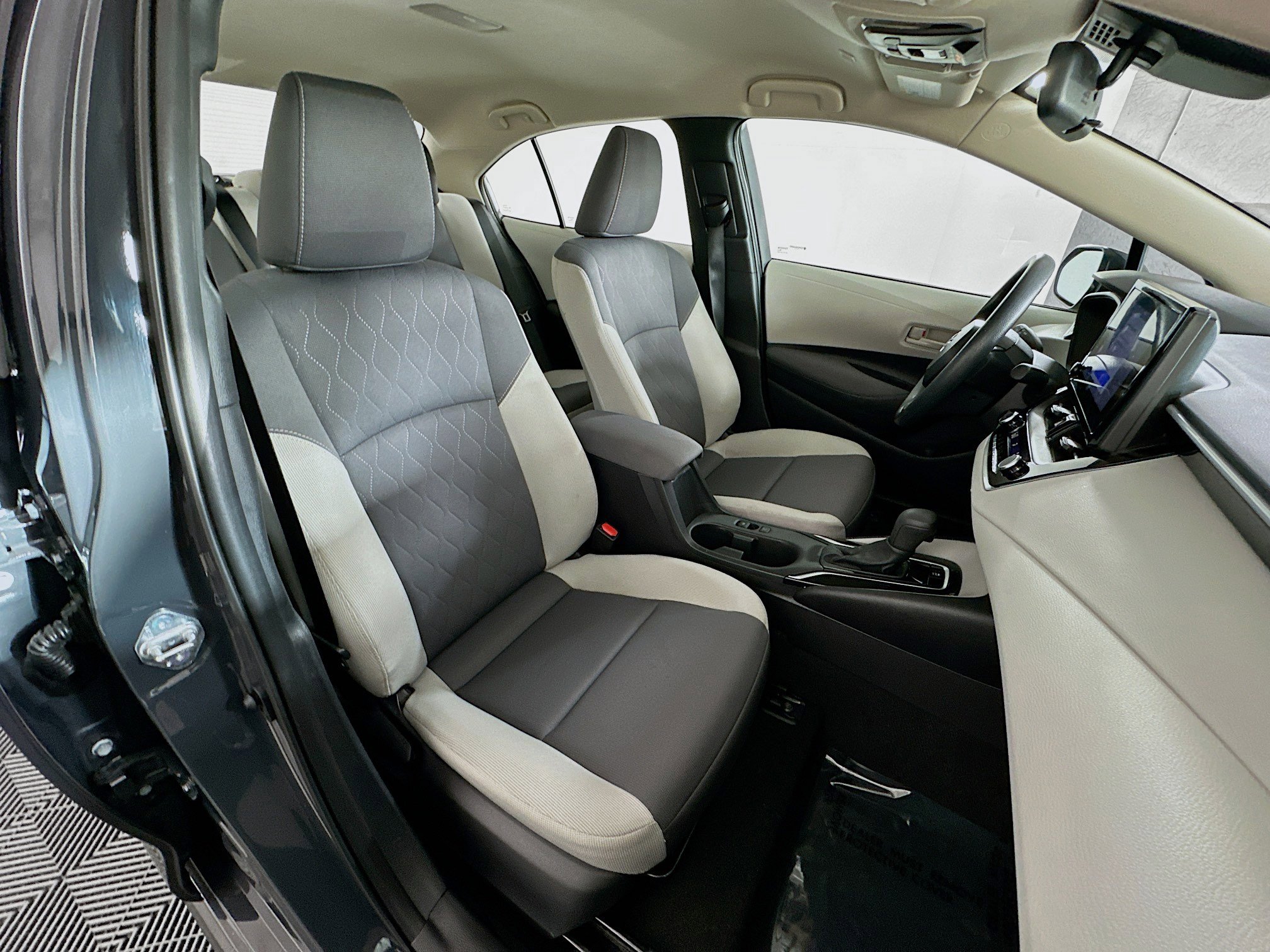 Used 2025 Toyota Corolla LE FWD image 27