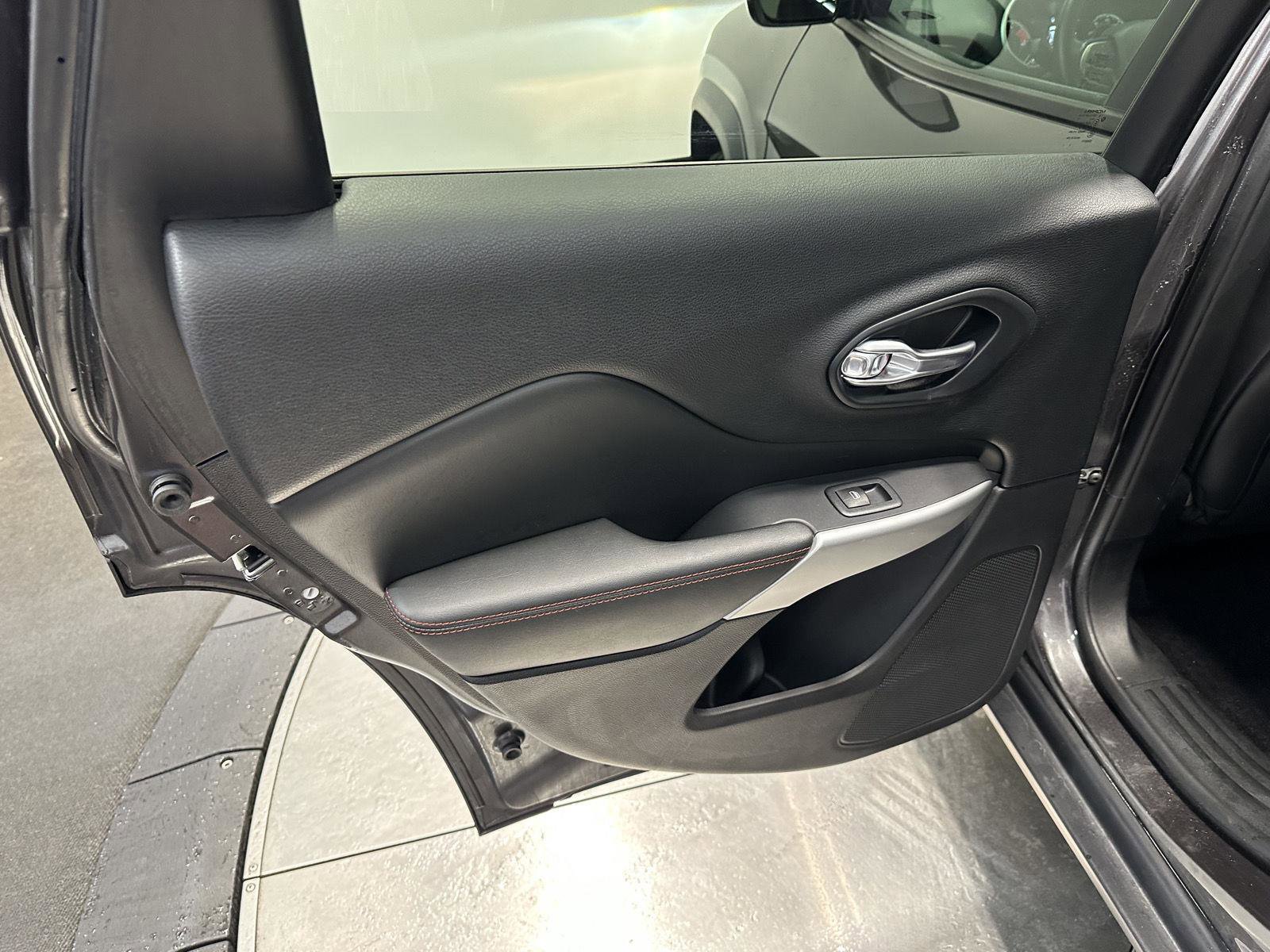 Used 2017 Jeep Cherokee Trailhawk image 24