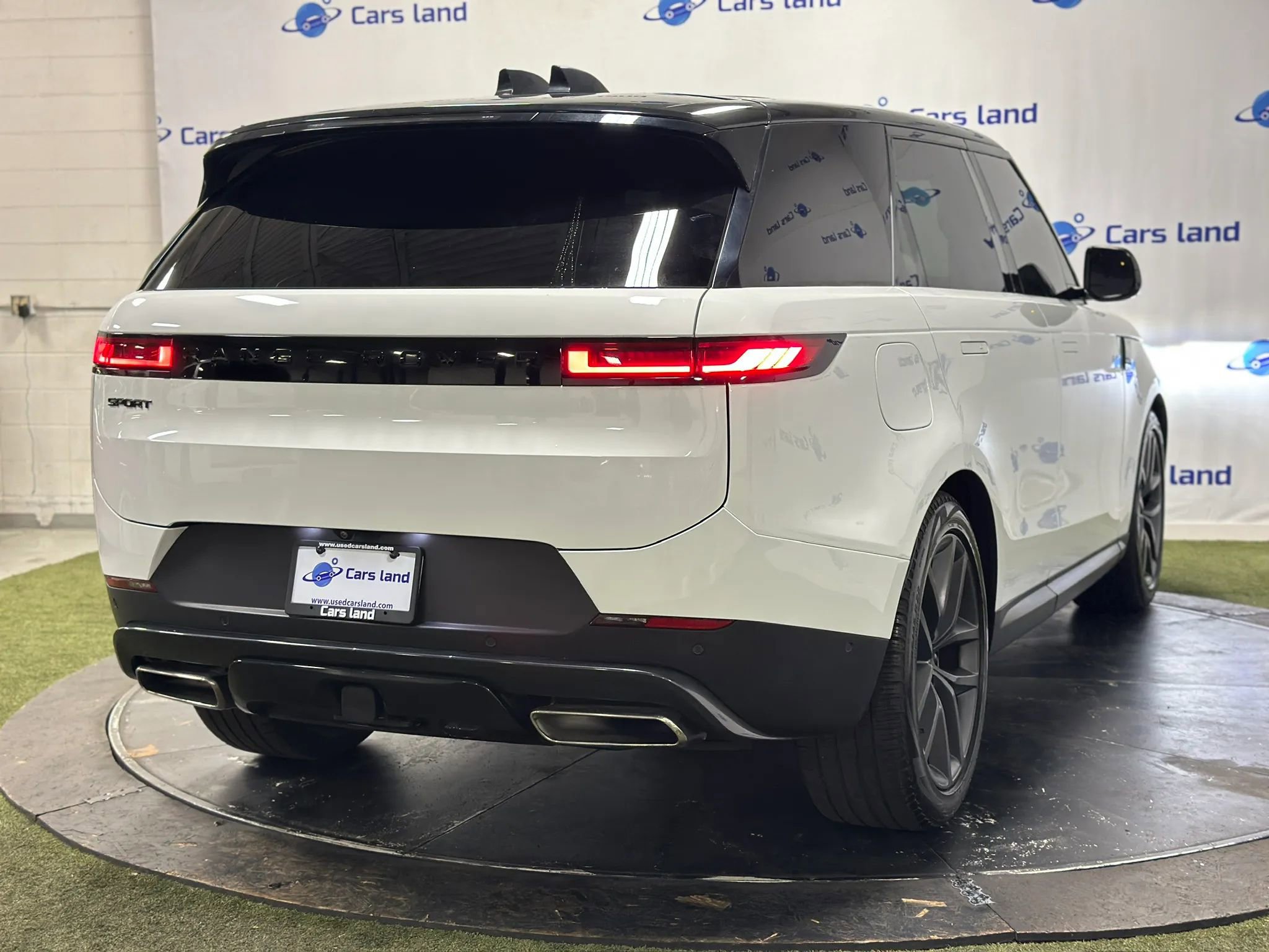 Used 2024 Land Rover Range Rover Sport SE image 3