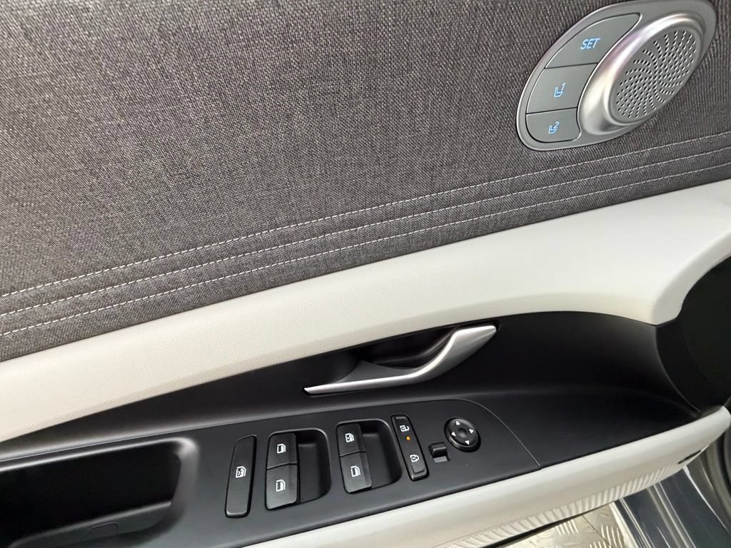 Used 2025 Hyundai Elantra Limited FWD image 27