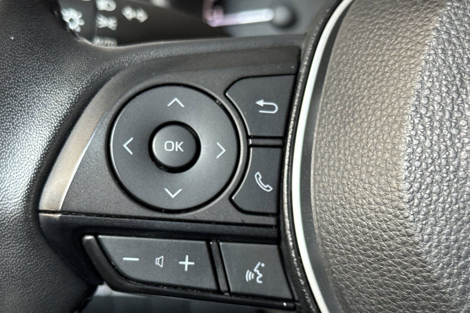 Used 2025 Toyota Corolla SE w/ SE Package FWD image 31