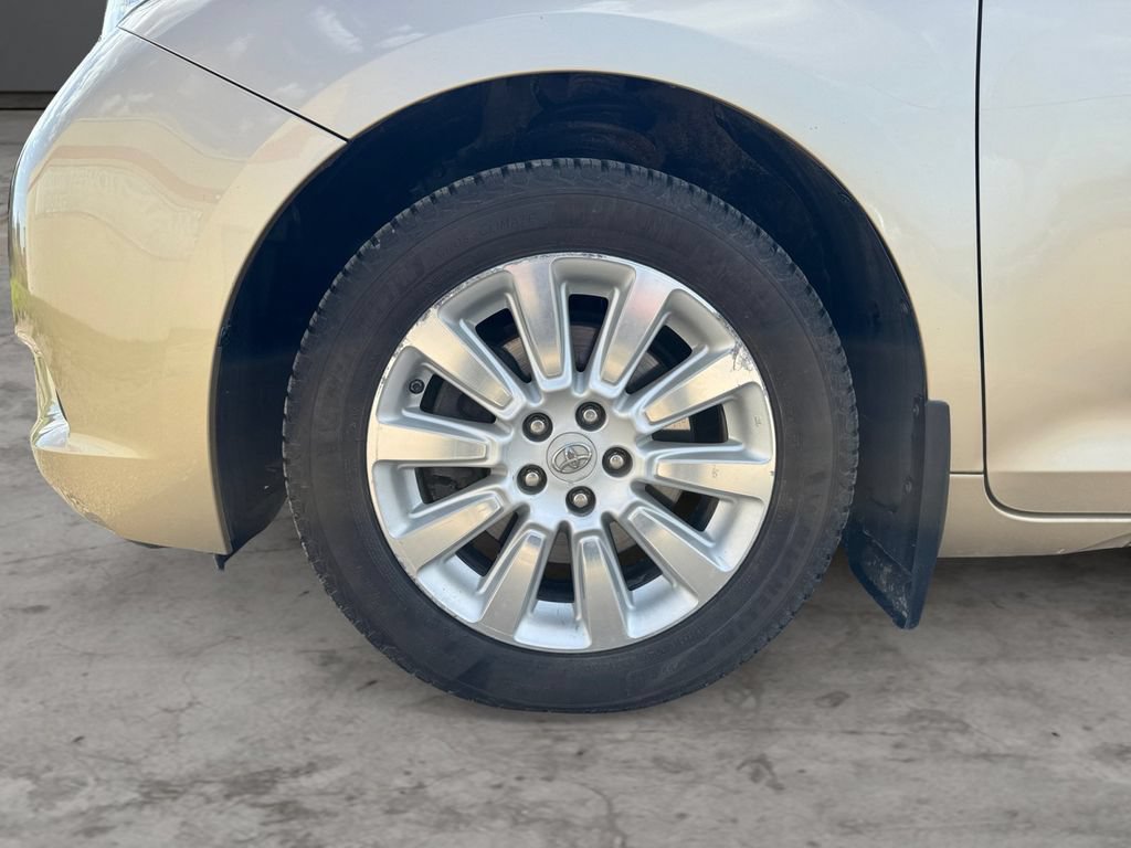 Used 2012 Toyota Sienna XLE AWD/4WD image 9