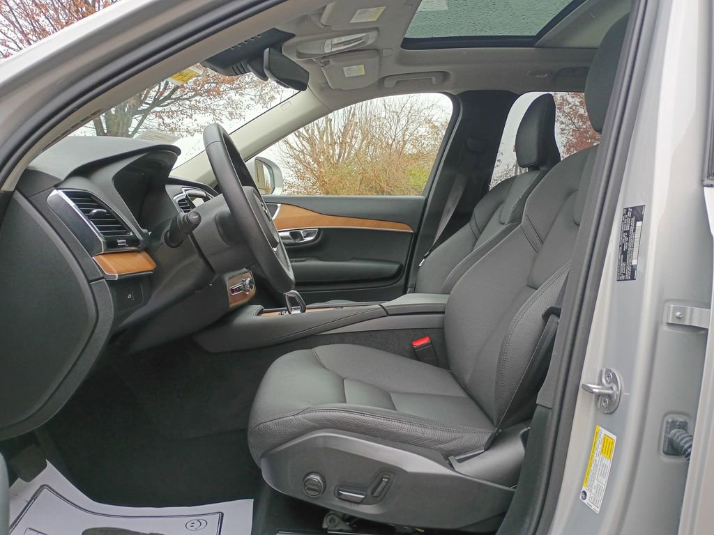 Used 2025 Volvo XC90 B6 Plus image 9
