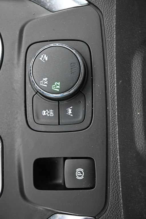 Used 2021 Chevrolet Traverse LS AWD/4WD image 14