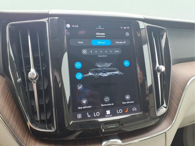 Used 2022 Volvo XC60 B5 Momentum AWD/4WD image 11