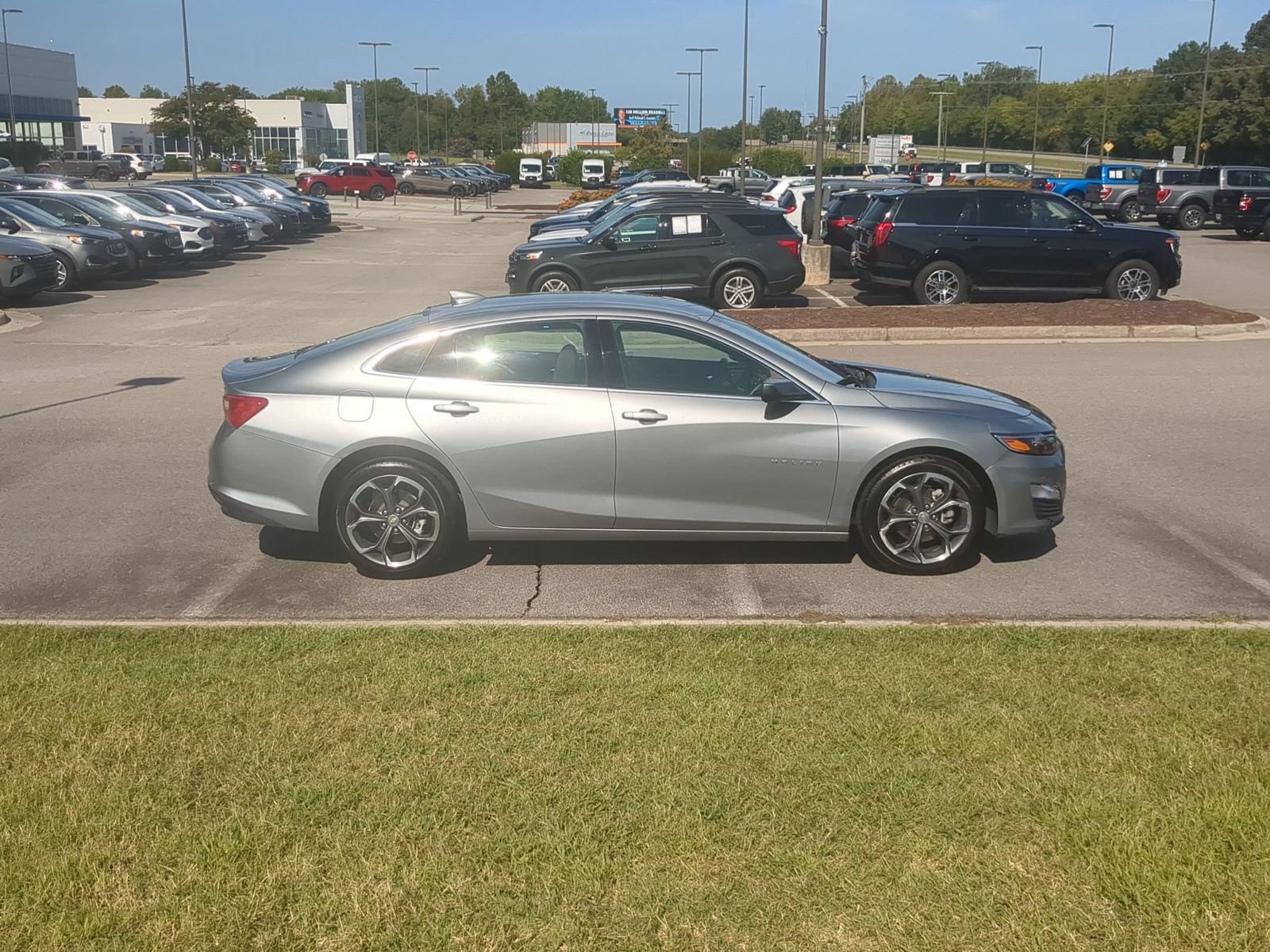 Used 2024 Chevrolet Malibu LT FWD image 2