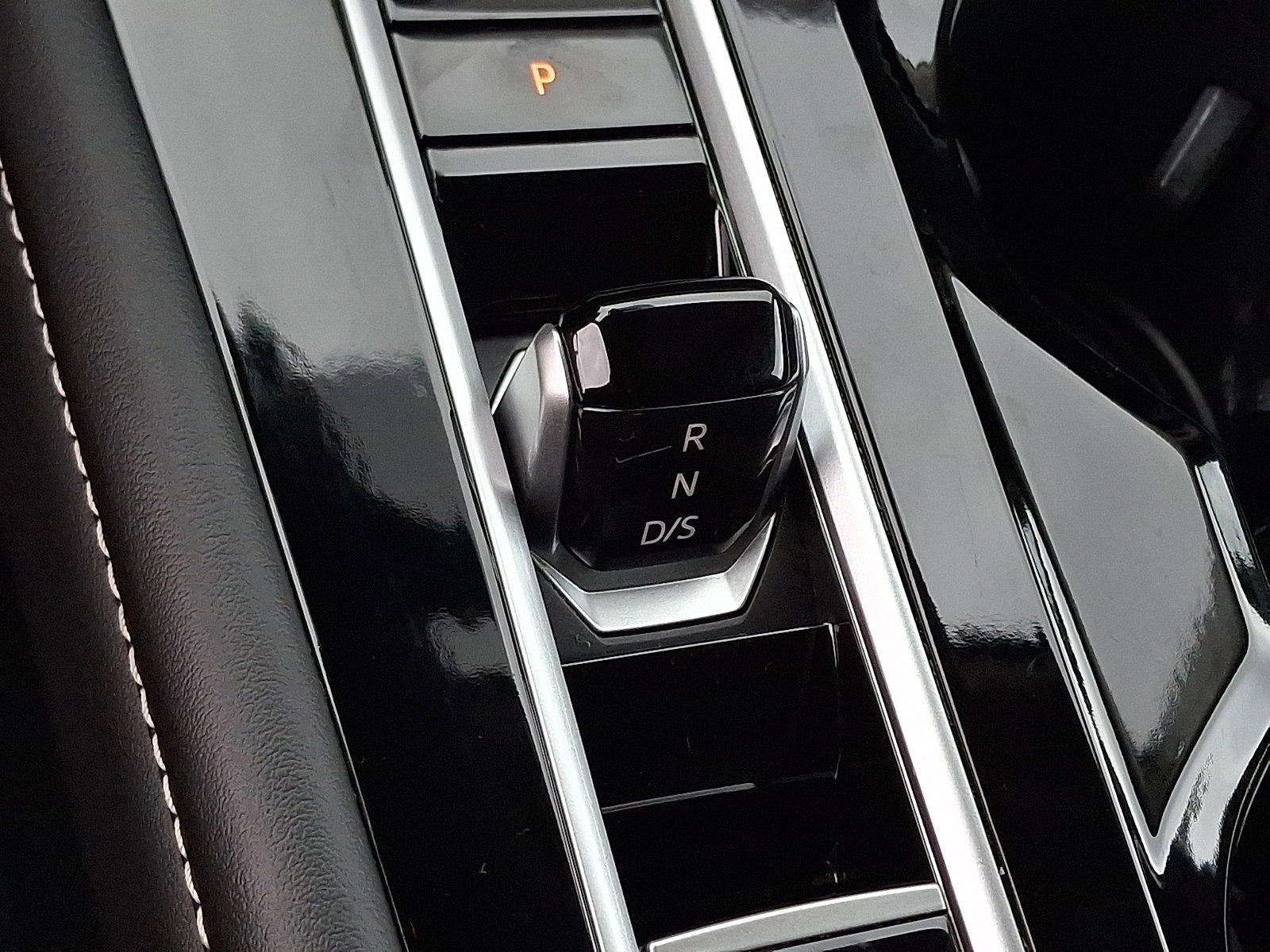 Used 2024 Volkswagen Atlas SE image 16