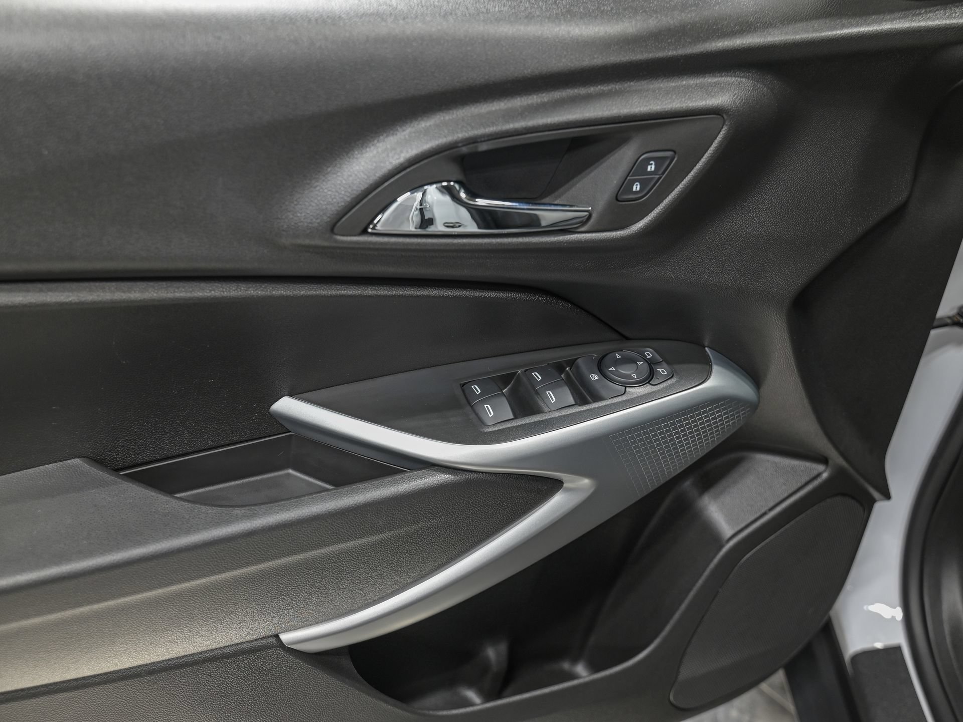 Used 2026 Chevrolet Trax LS w/ LS Convenience Package FWD image 13