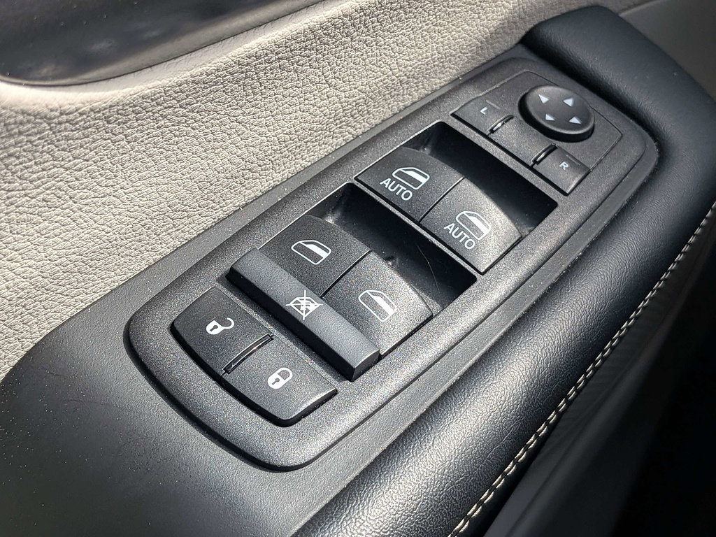 Used 2024 Chrysler Pacifica Touring-L FWD image 22