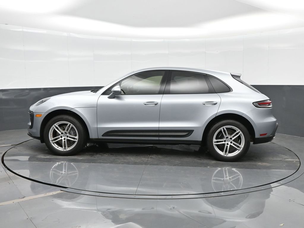 Certified 2022 Porsche Macan image 2