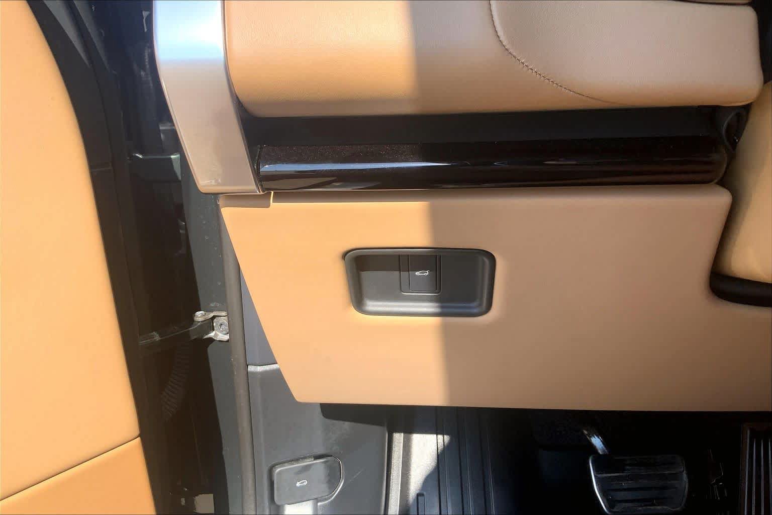 Used 2023 Land Rover Range Rover Long Wheelbase SE AWD/4WD image 36