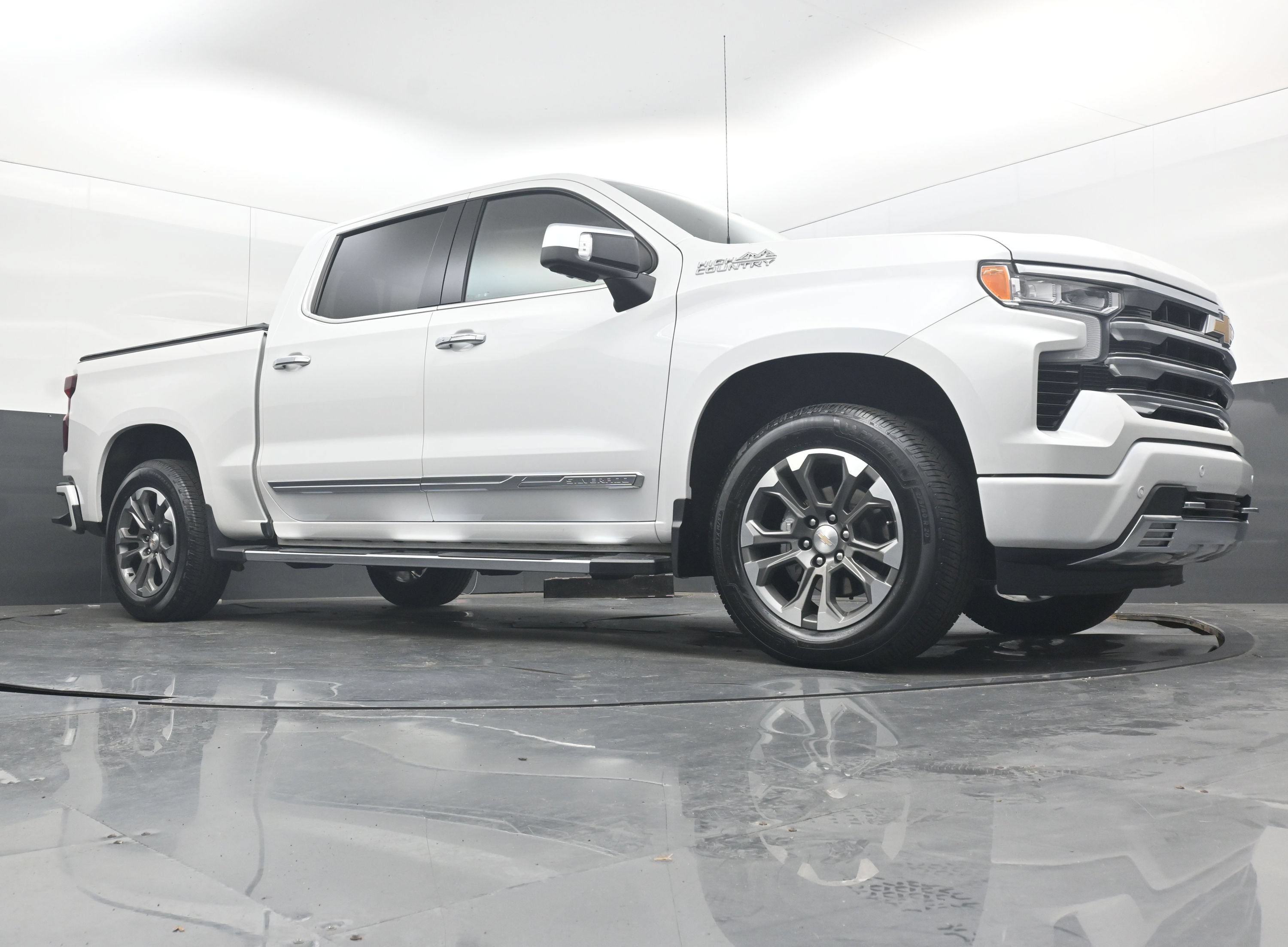 Used 2024 Chevrolet Silverado 1500 High Country w/ Z71 Off-Road Package AWD/4WD image 27