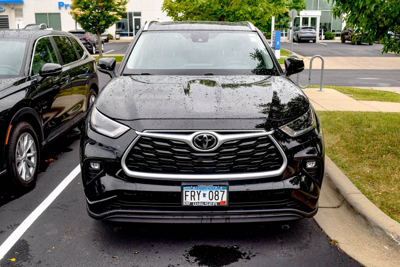 Used 2021 Toyota Highlander XLE AWD/4WD image 3