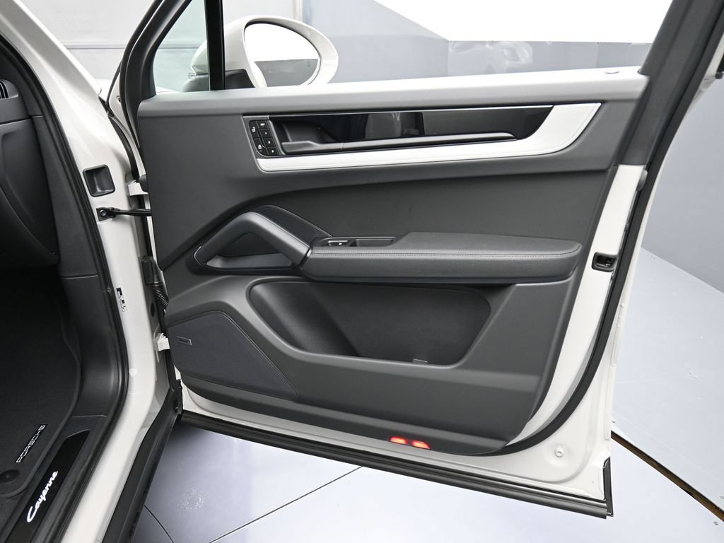 Certified 2026 Porsche Cayenne E-Hybrid AWD/4WD image 29