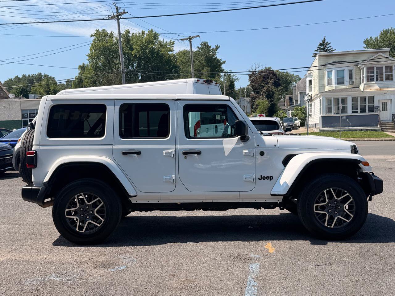 Used 2025 Jeep Wrangler Unlimited Sahara AWD/4WD image 5
