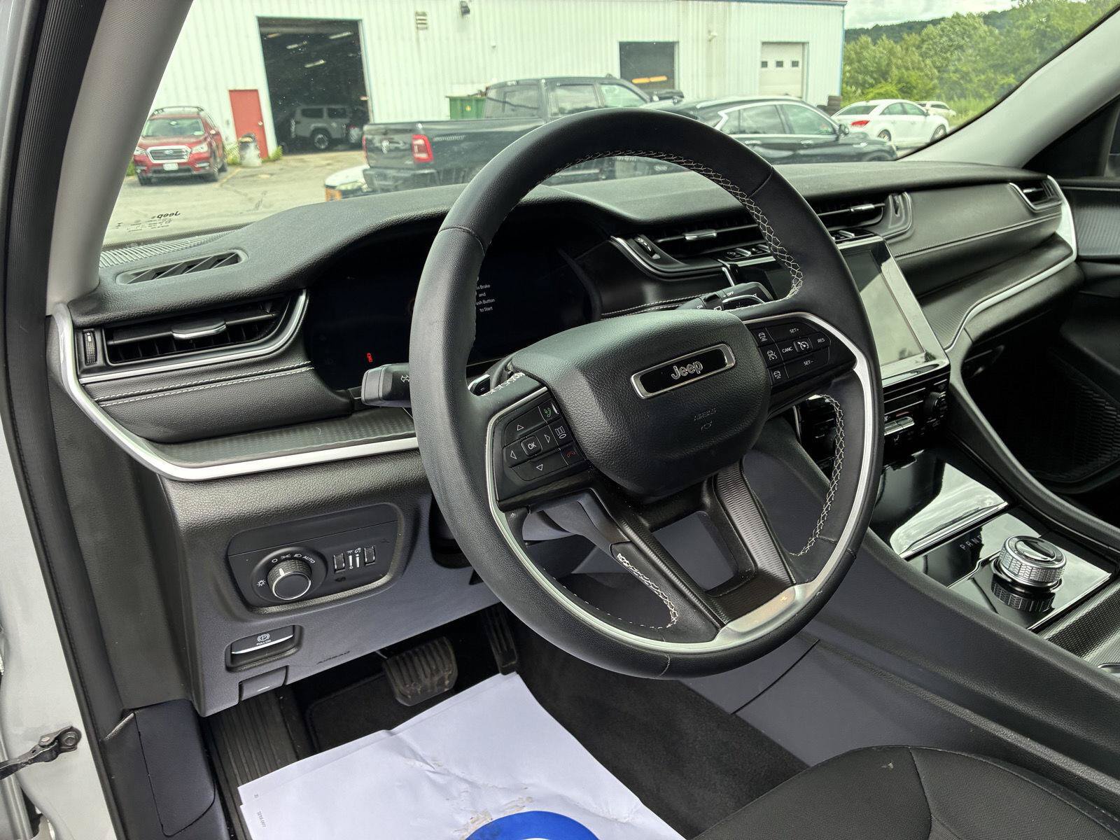 Used 2023 Jeep Grand Cherokee Laredo AWD/4WD image 17