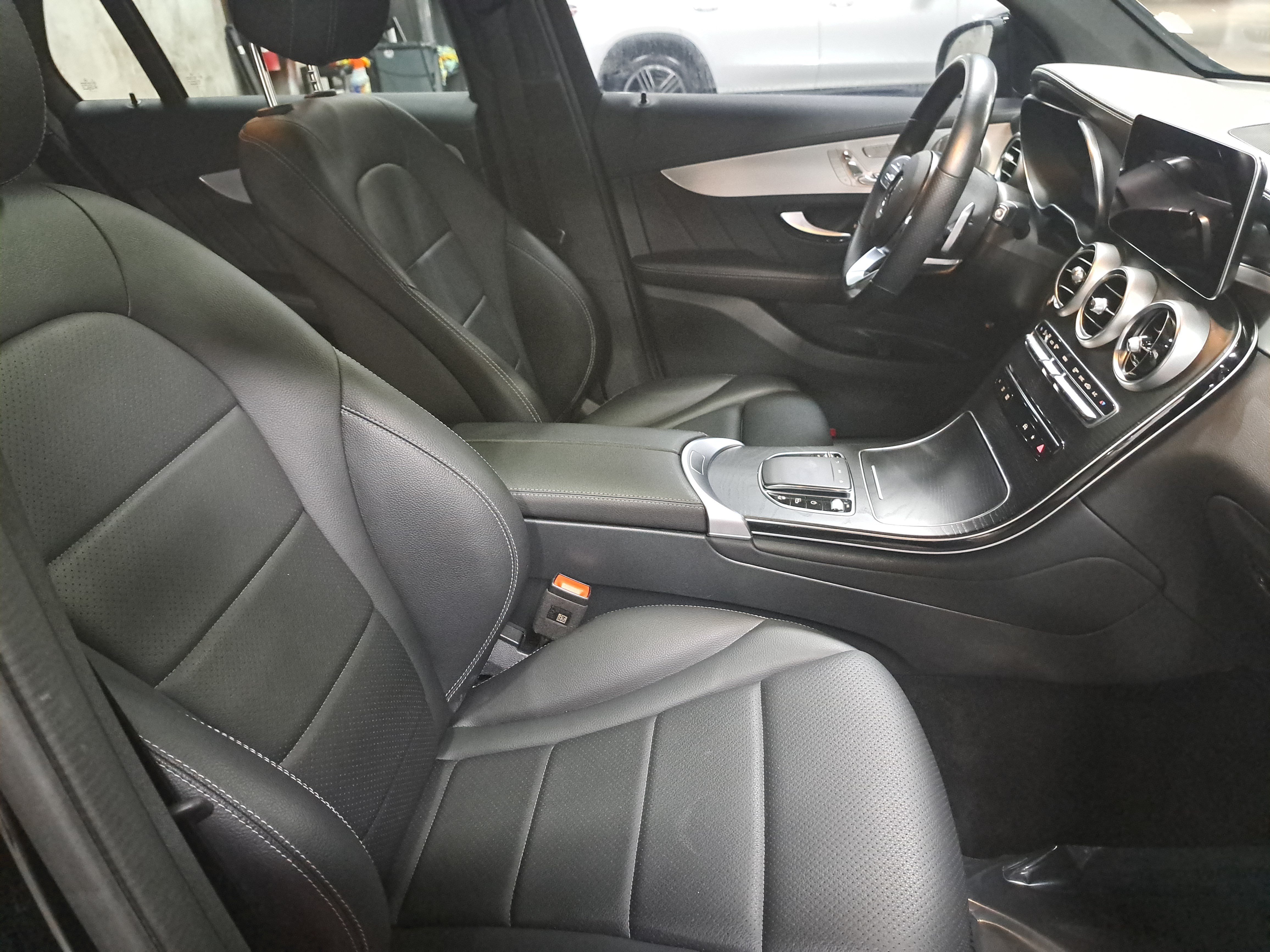 Used 2023 Mercedes-Benz GLC 300 4MATIC Coupe image 10