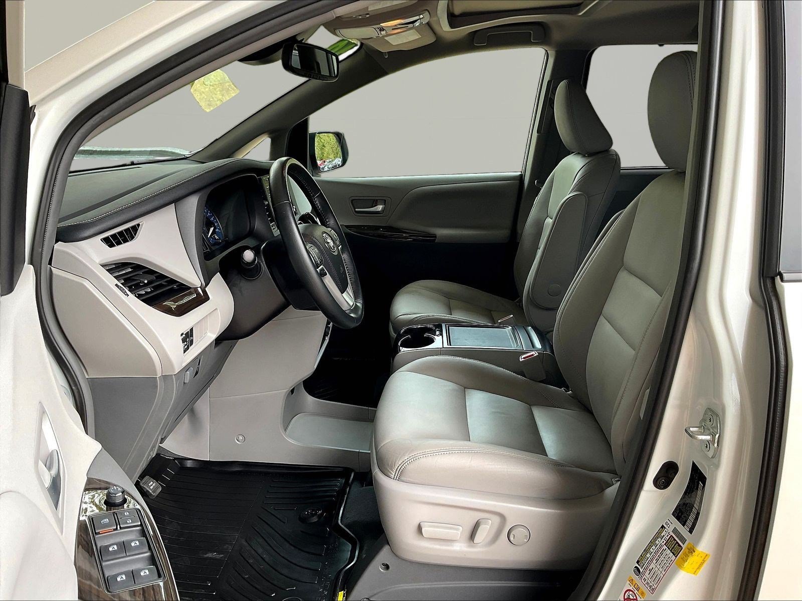 Used 2019 Toyota Sienna XLE w/ XLE Navigation Package FWD image 20