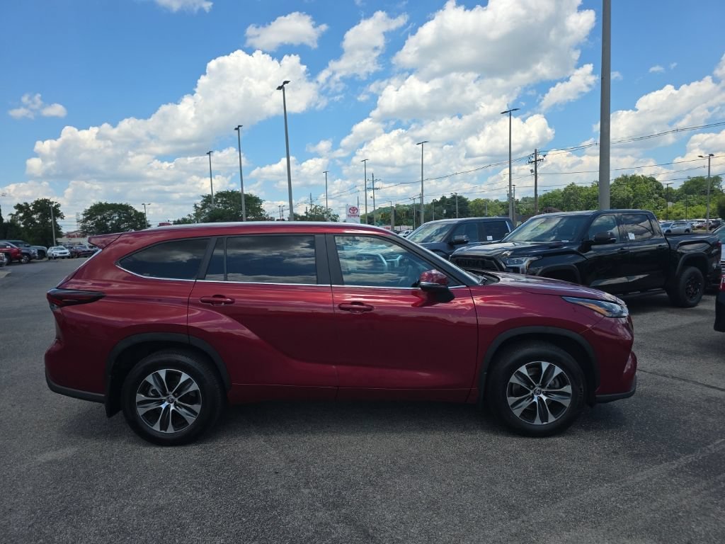 Certified 2025 Toyota Highlander XLE AWD/4WD image 4